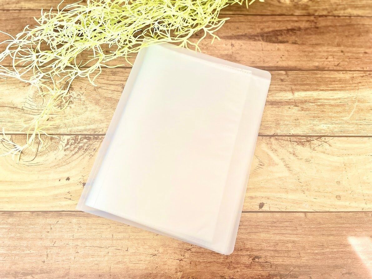 【ワッツ】折り目をつけずにバッグに入る！A4の紙を半分サイズにできるファイル