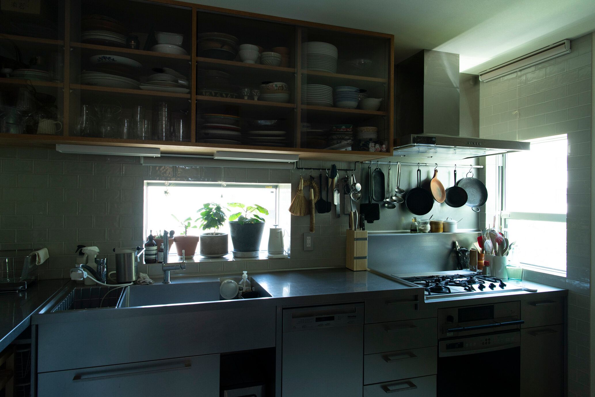 女一人で、家を建てました。ミニマリストとは無縁。 調理器具も食材もあふれるほど置いてある台所