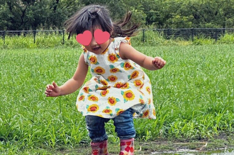 娘が水たまりに向かって夢の大ジャンプ!!躍動感あふれまくる瞬間を撮ったママに、気になるその後「どうなった?」
