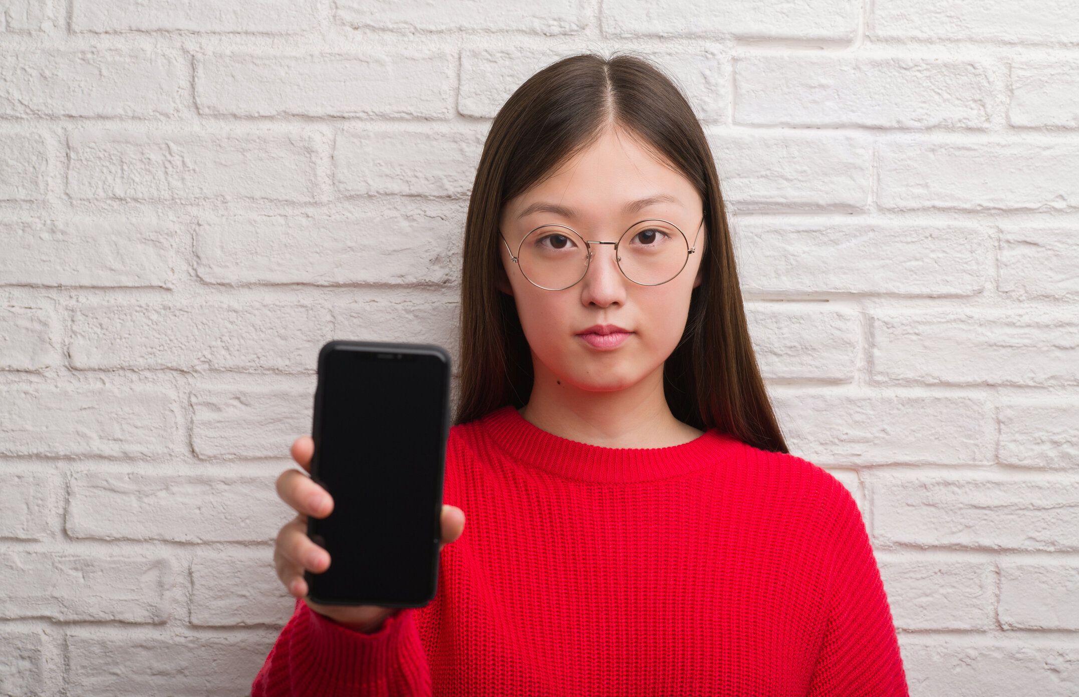 スマホの使いすぎが招く危険な目のトラブルとは!?最悪手術が必要になるケースも