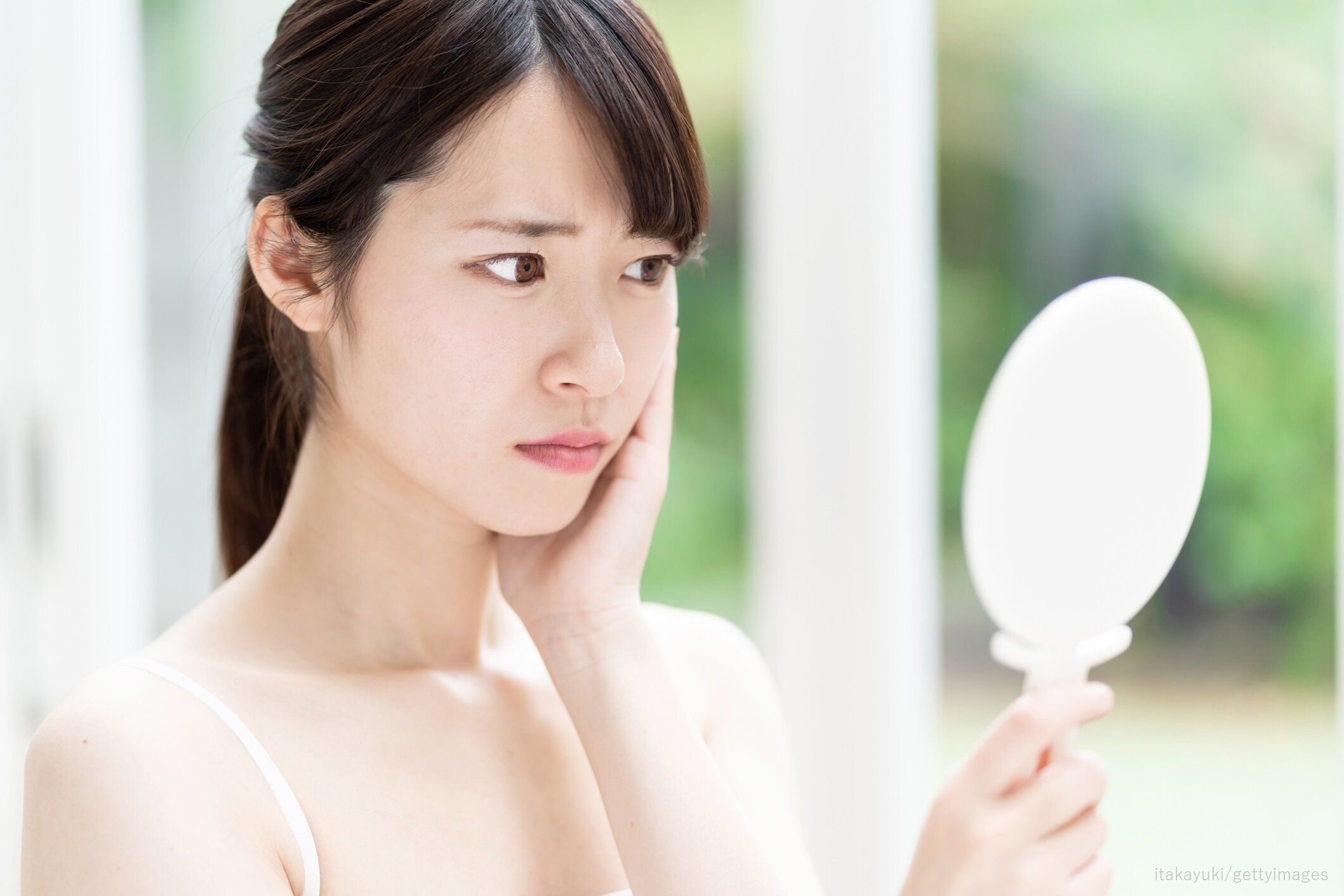 【顔の老け】おでこにシワ、できてしまったシミ……美容のプロが解決