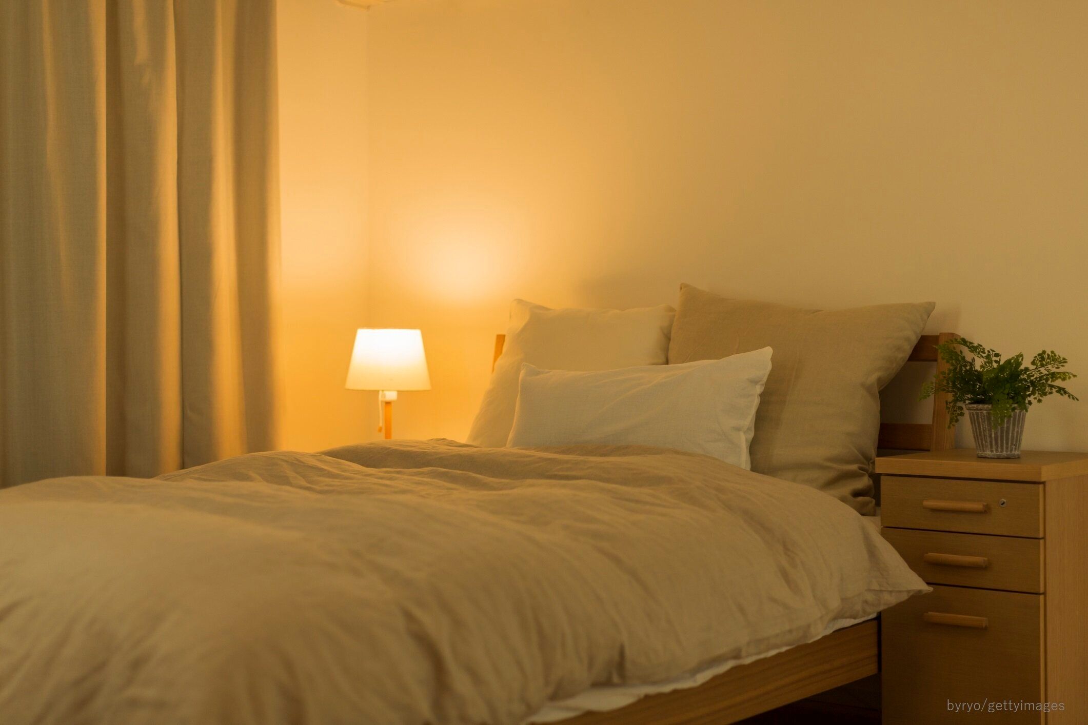 毛布は掛け布団の上か下か？寝具内にひそむ”気候”と効率的な寝具の使いかたを気象予報士が解説！