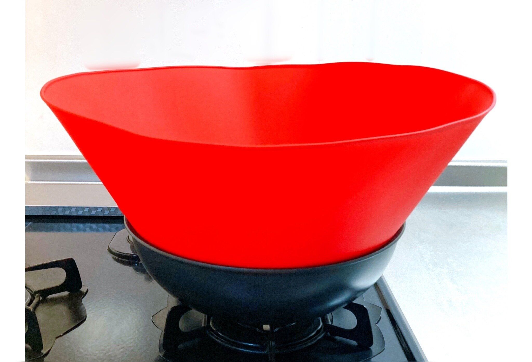 【キッチン】新時代到来？360度ブロックするコンロを汚さない新型の「油はねガード」