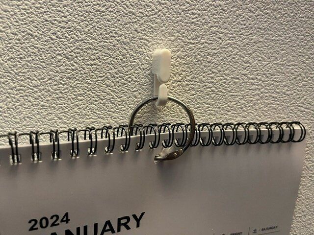 【ダイソー】これなら何度も穴を開けない!!超便利なカレンダ用フック！