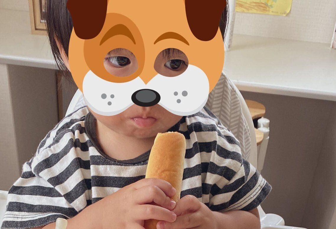 振り返ると1歳の息子がパンのソムリエに!?一口だけかじったパンを並べる姿に「食べ比べしているのかな」