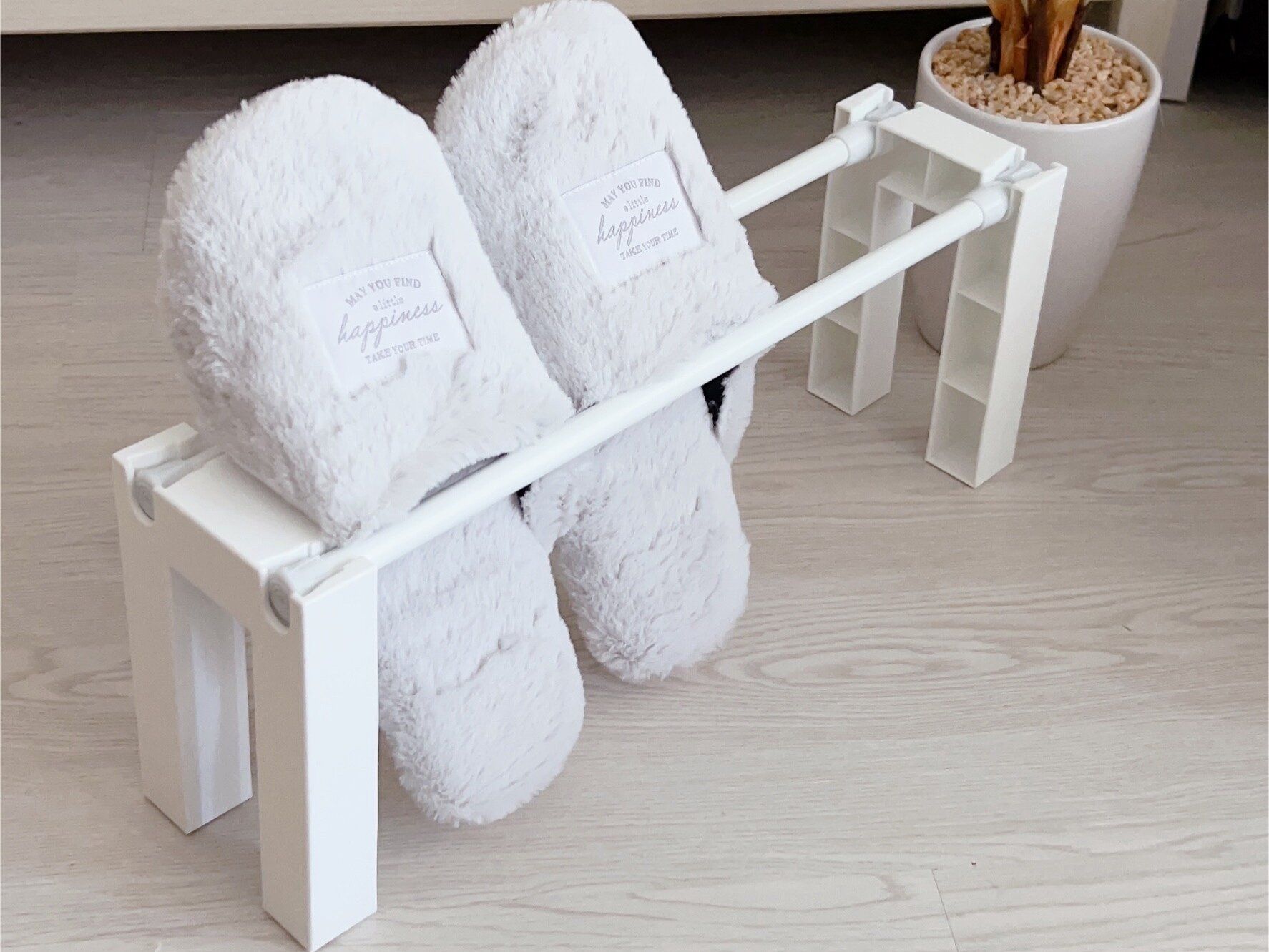 【ダイソー】つっぱり棒でスリッパラック