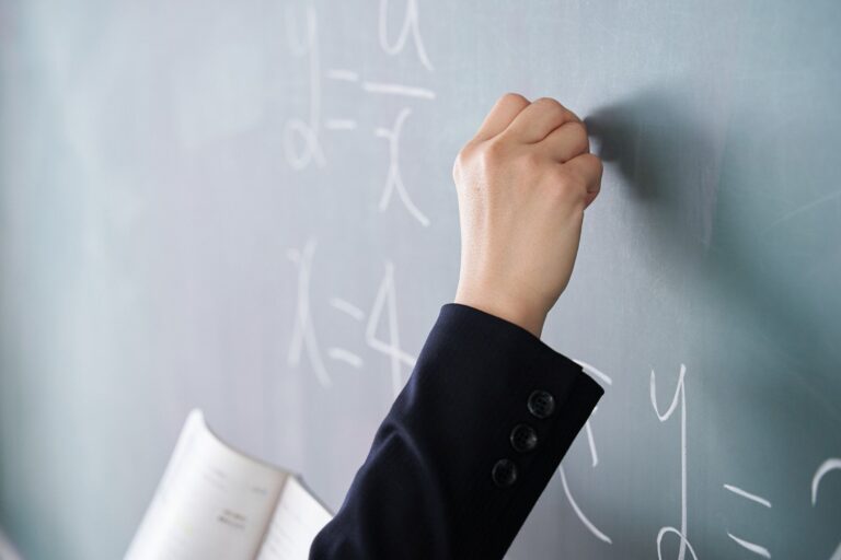 「学校崩壊」ってどういうこと？「教師不足」は約2500人