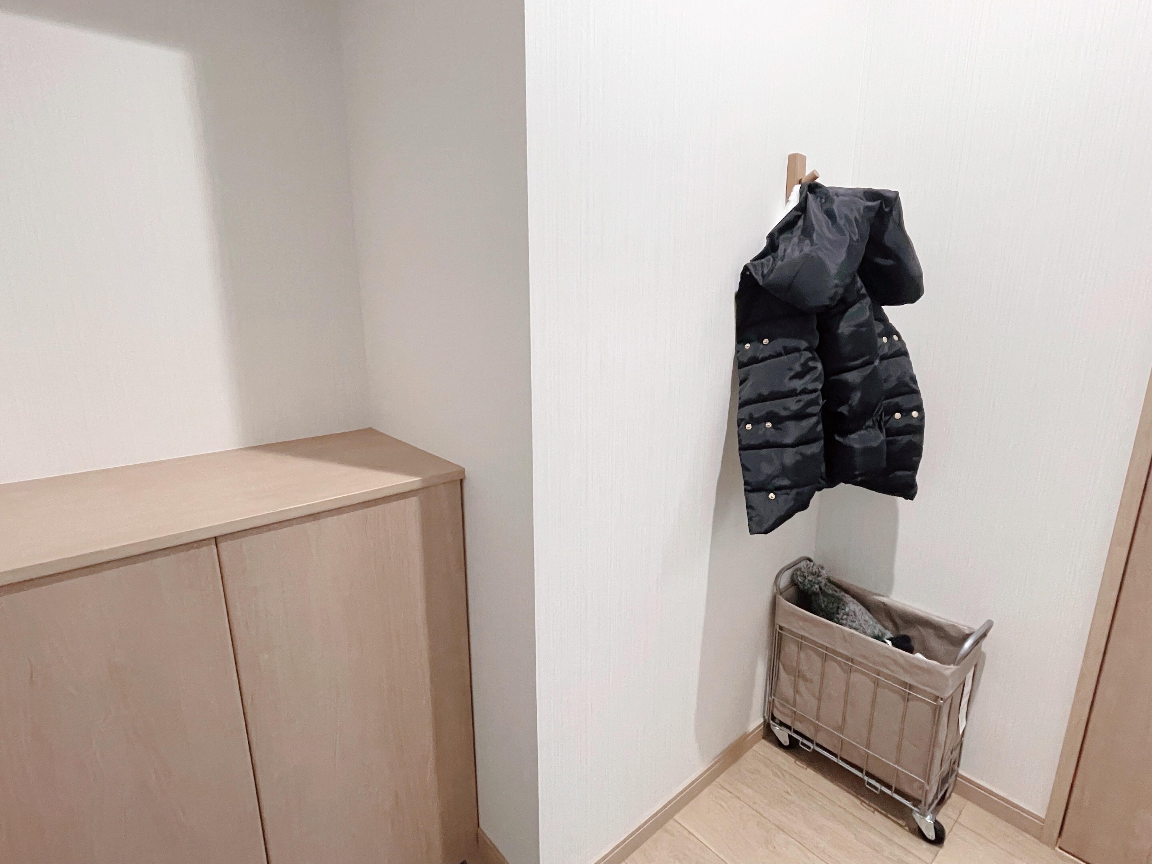 【シンプリストのアウター収納】狭い玄関でもすっきり収納できるフックアイテム3選