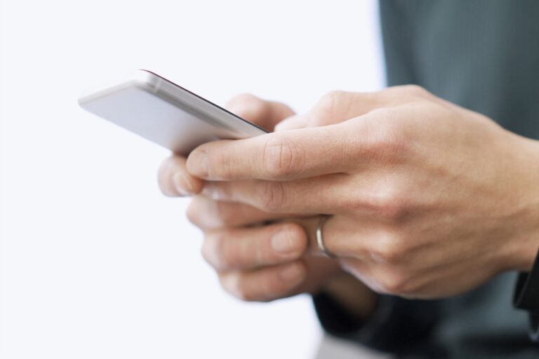 「夫が元カノと連絡を……」これは浮気になる？考えられる危機と回避方法を解説