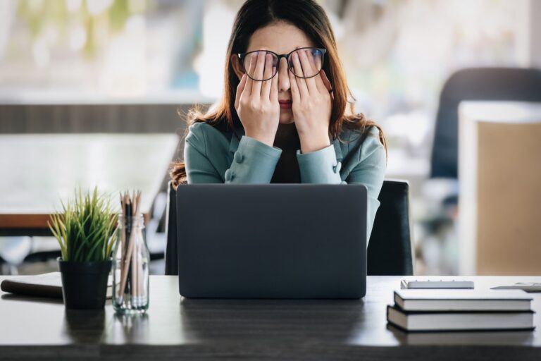 「夫にイライラ」「疲れがとれない」「生理が不安定」年代別にみる女性特有の症状や悩み