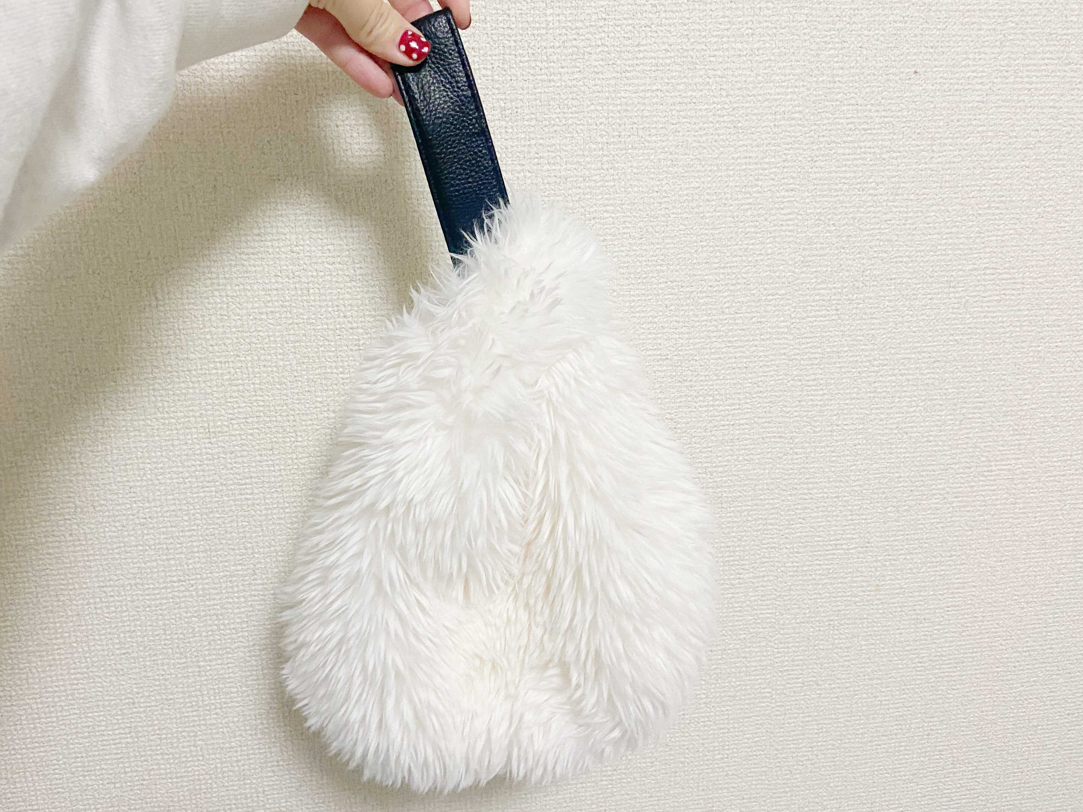 【3COINS】え？！1,000円以下で買えるの？！高見え「フェイクファーハンドバッグ」で冬コーデを格上げ！