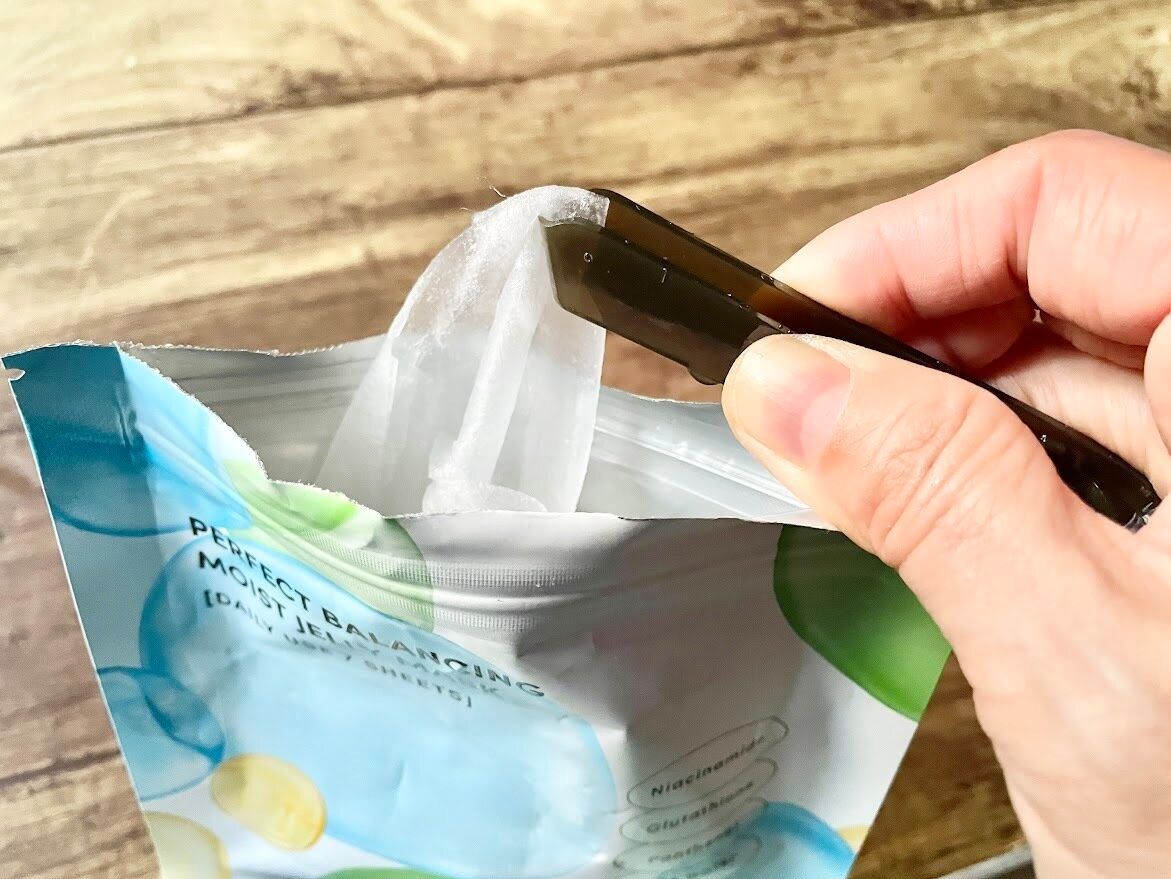 【ダイソー】衛生的！フェイスマスクをさわらずに取り出せる便利アイテム