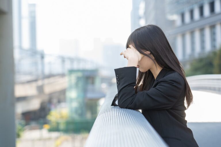 『30分前出社』『勝手にタイムカードを押される』専門家に聞く、ヤバい職場の対処法