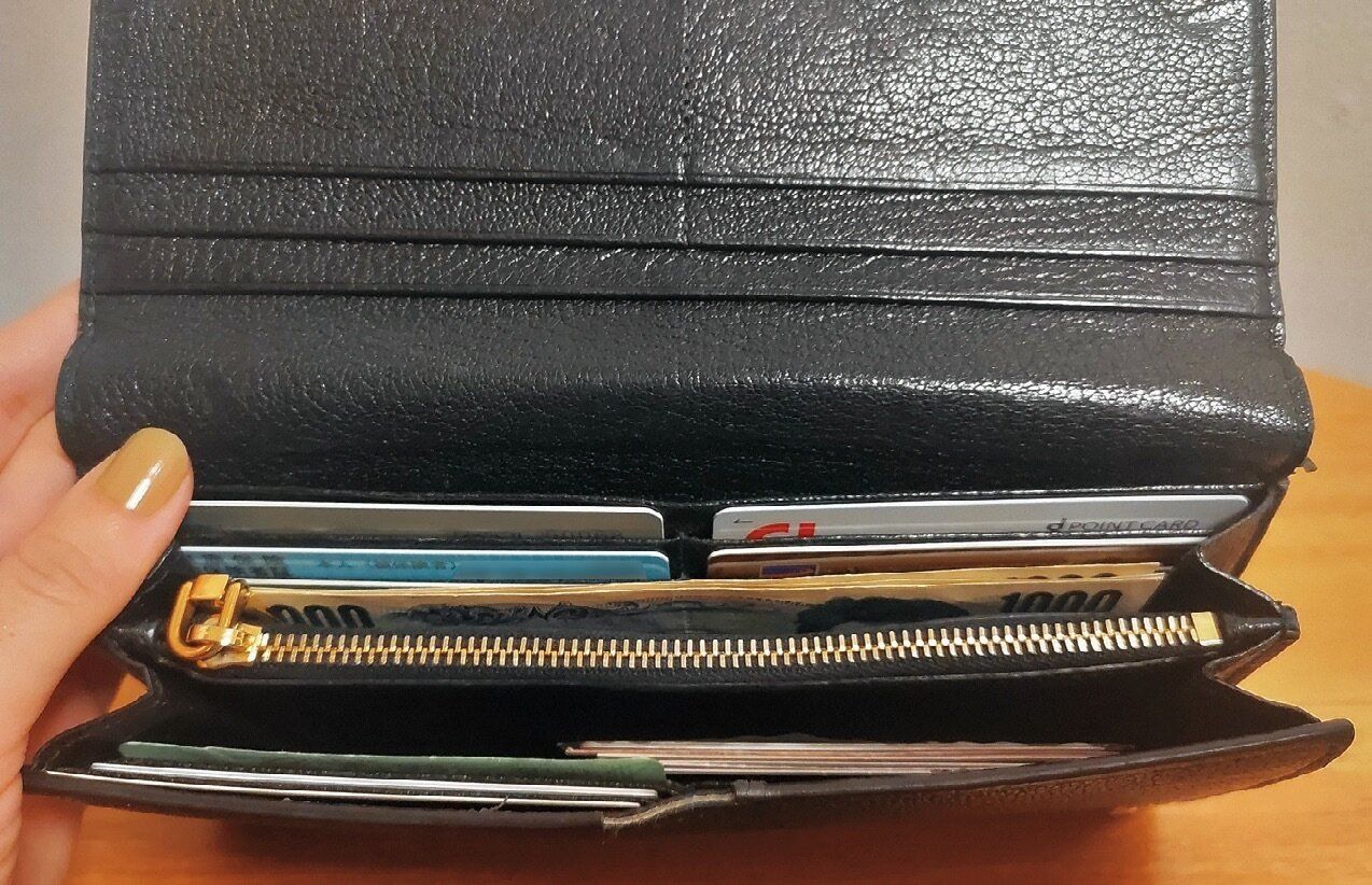 【年100万円貯めてる人】長財布派は中身を詰め込みすぎないのがコツ！レシートはアプリに入力してすぐ処分