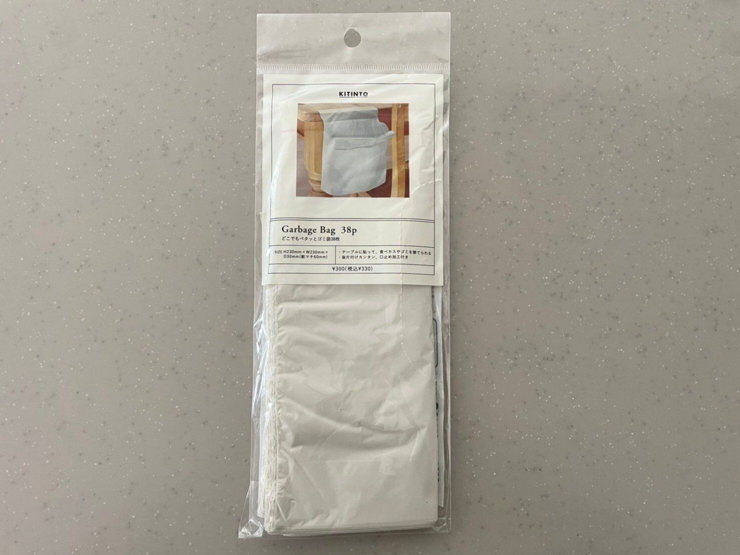 【3COINS】家はもちろんクルマでも使える！どこでも「ペタッと」貼れるのが便利すぎる330円アイテム