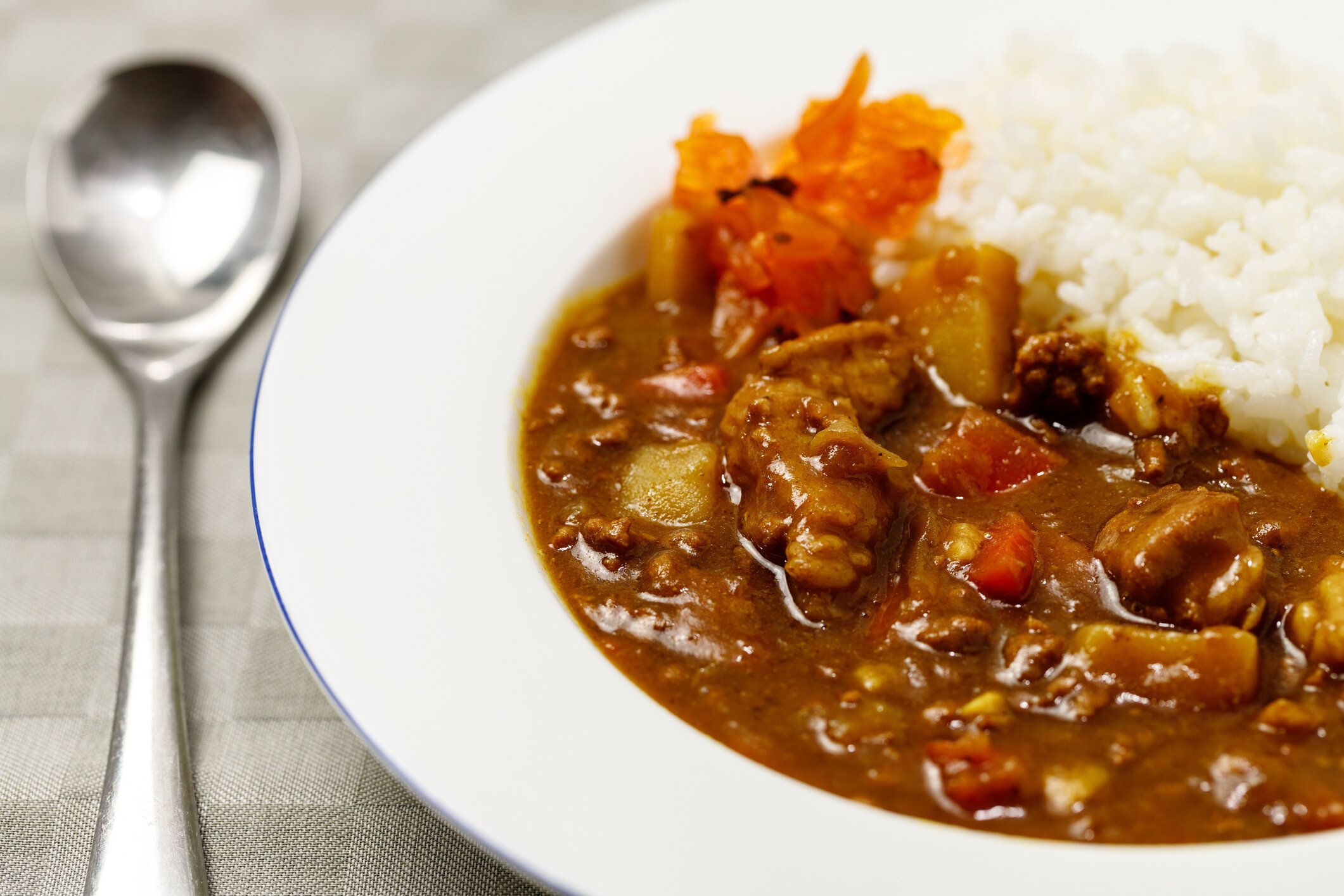 カレーはダイエットの天敵なの…？ダイエット中にカレーを食べるときの注意点を管理栄養士が解説
