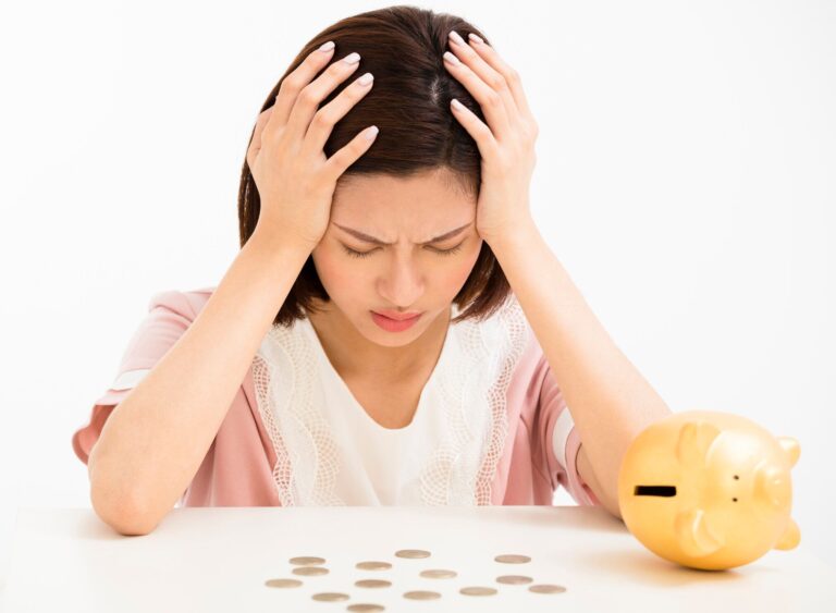 「またやってしまった…」お金が貯まらない人がやってしまいがちな意外な行動とは？