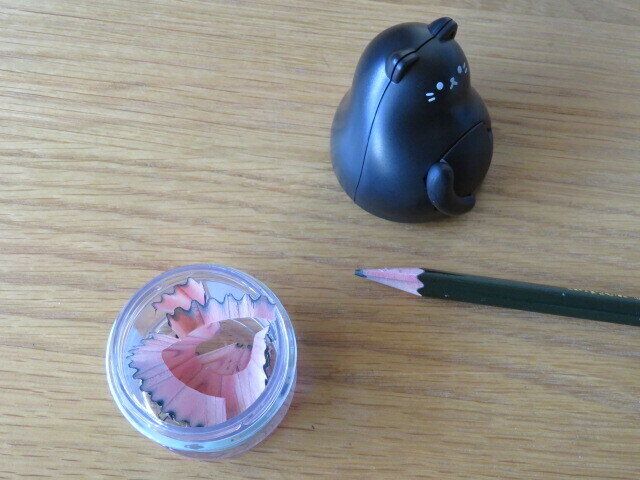 【ワッツ】黒猫のおしりに胸キュン！ひと工夫で使いやすさアップの鉛筆削り