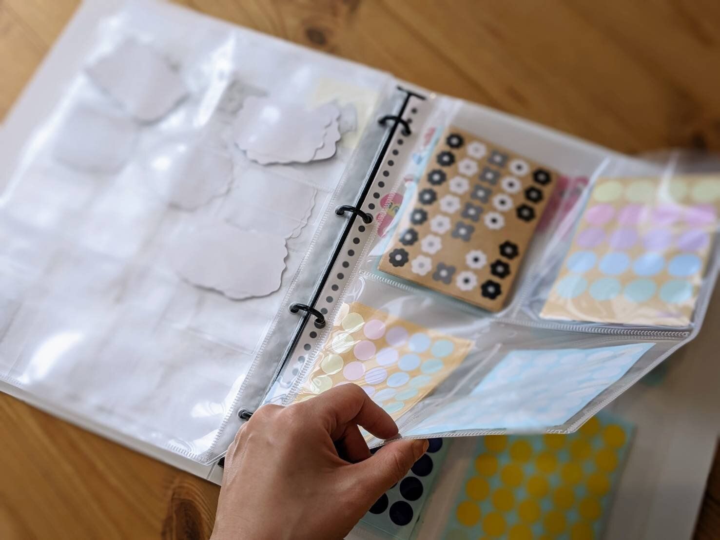 90年代小学生の常識に「令和キッズ」も興味津々？セリアで作るオリジナルシール帳