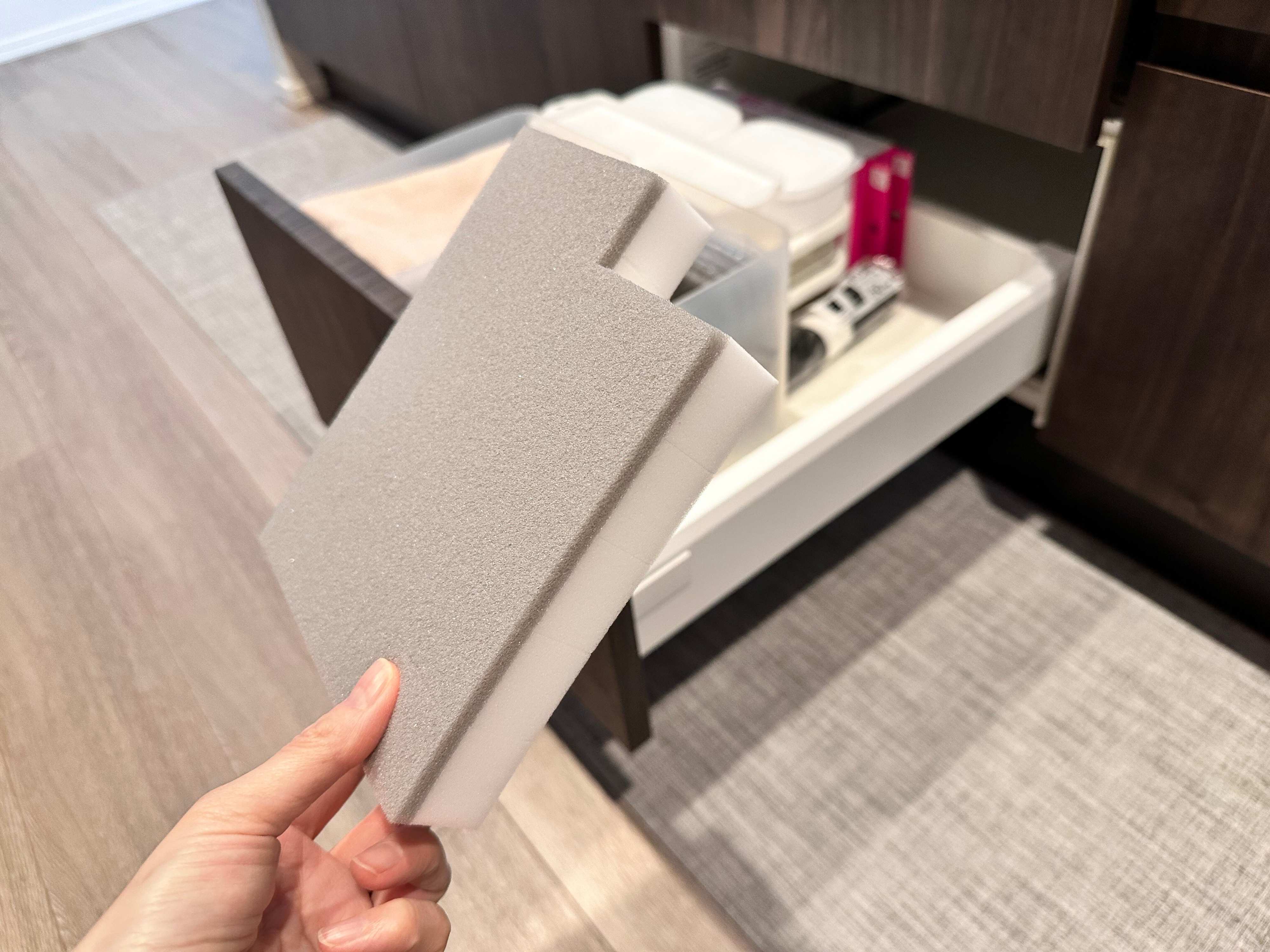 【ダイソー】収納場所に困らない！ちょっとした隙間に収納できるメラミンスポンジ