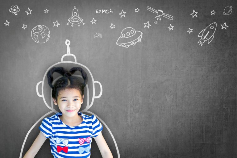 宇宙人と交信中?!2歳の三つ子がとった不思議でかわいすぎるポーズに「UFO呼んでる？」
