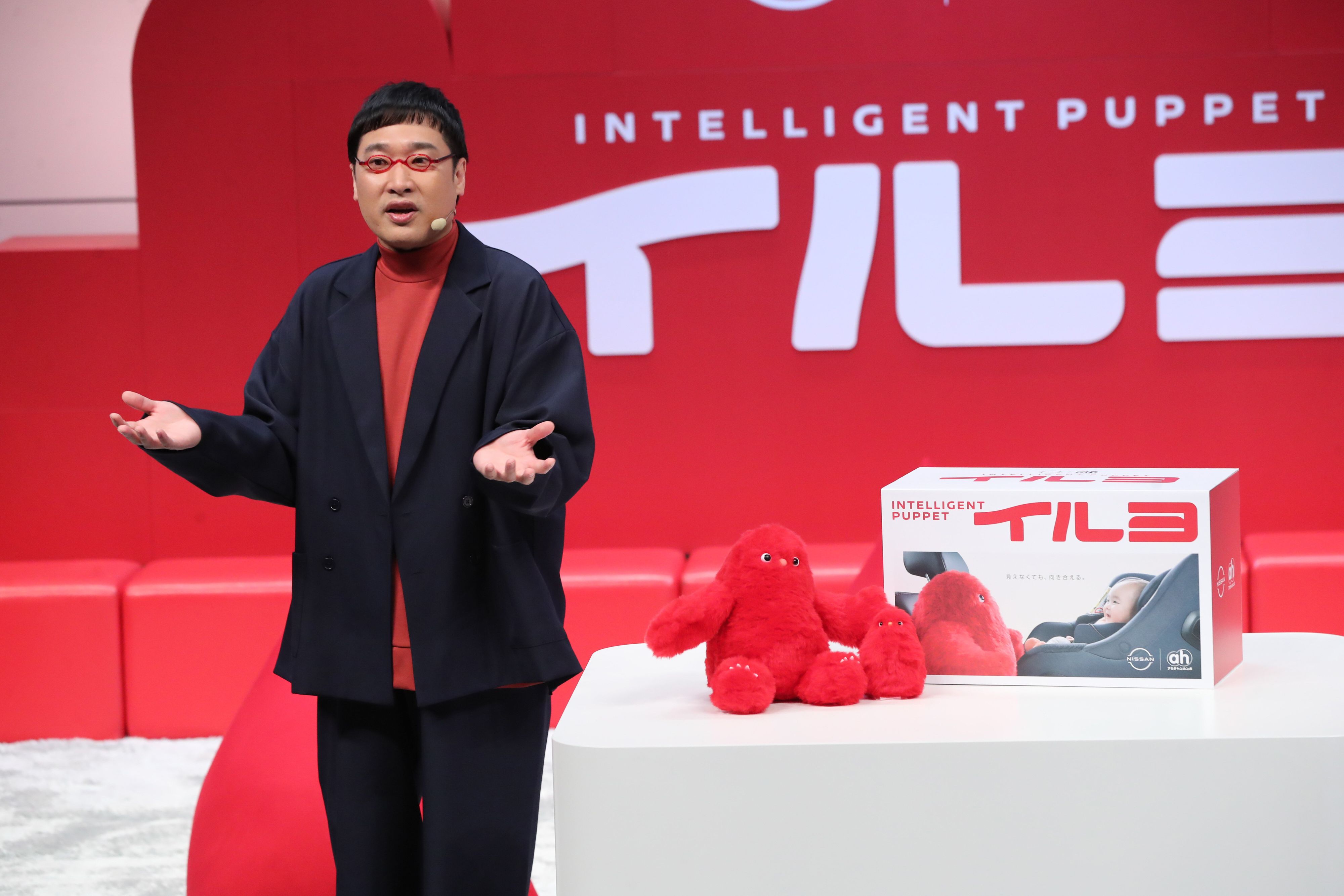 　「その時に出会いたかった～」と、山ちゃんも共感。ドライブでの子守りを支援するロボット「イルヨ」お披露目会で、パパの顔が全開に！