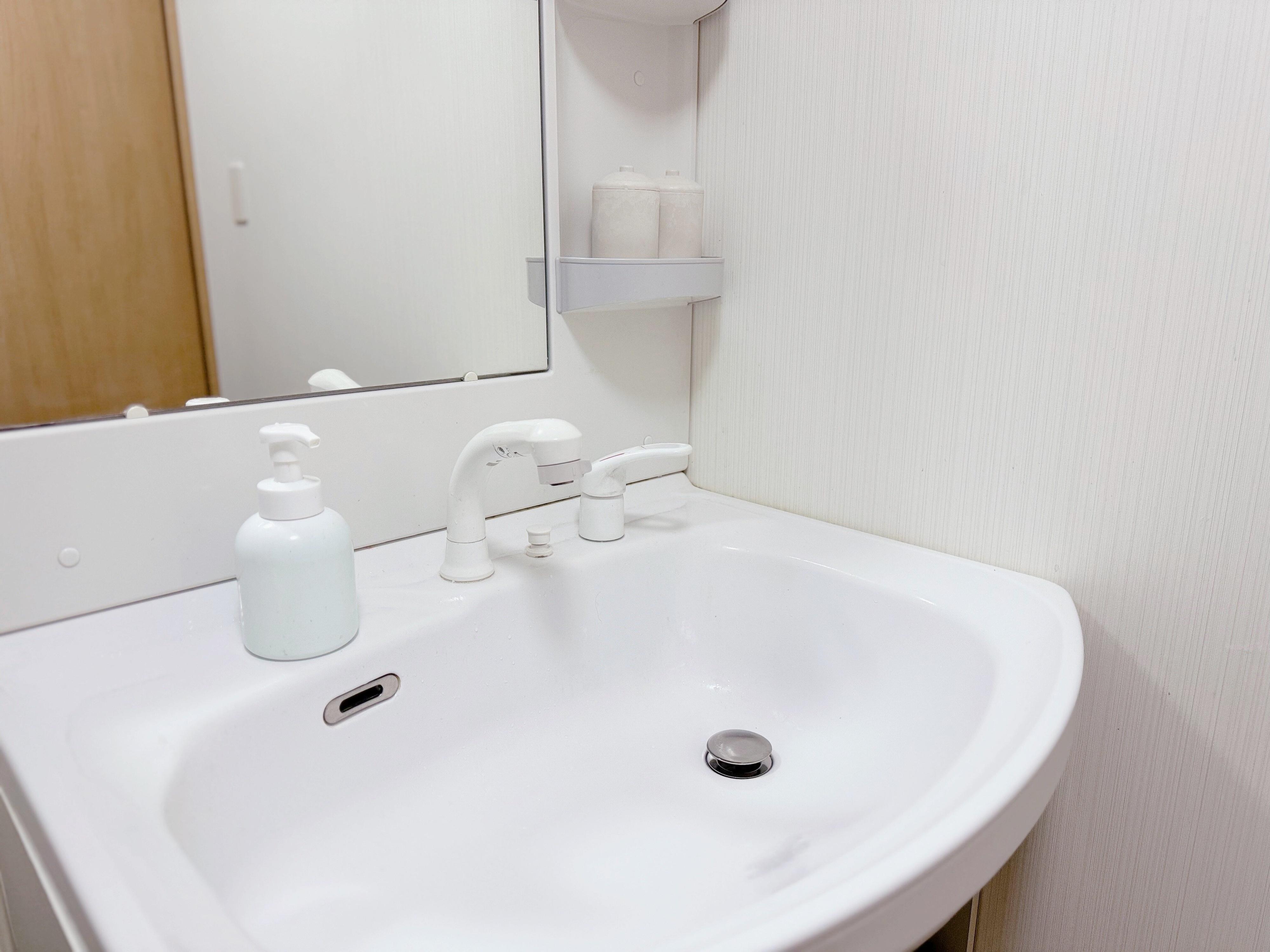 オープン収納でもあきらめない！ごちゃつきがちな洗面台まわりでできる3つのスッキリ収納テク