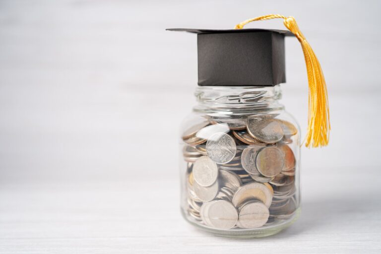 現役大学生・大学院生の2人に1人が借りている！“奨学金”を借りたらど～なるの？