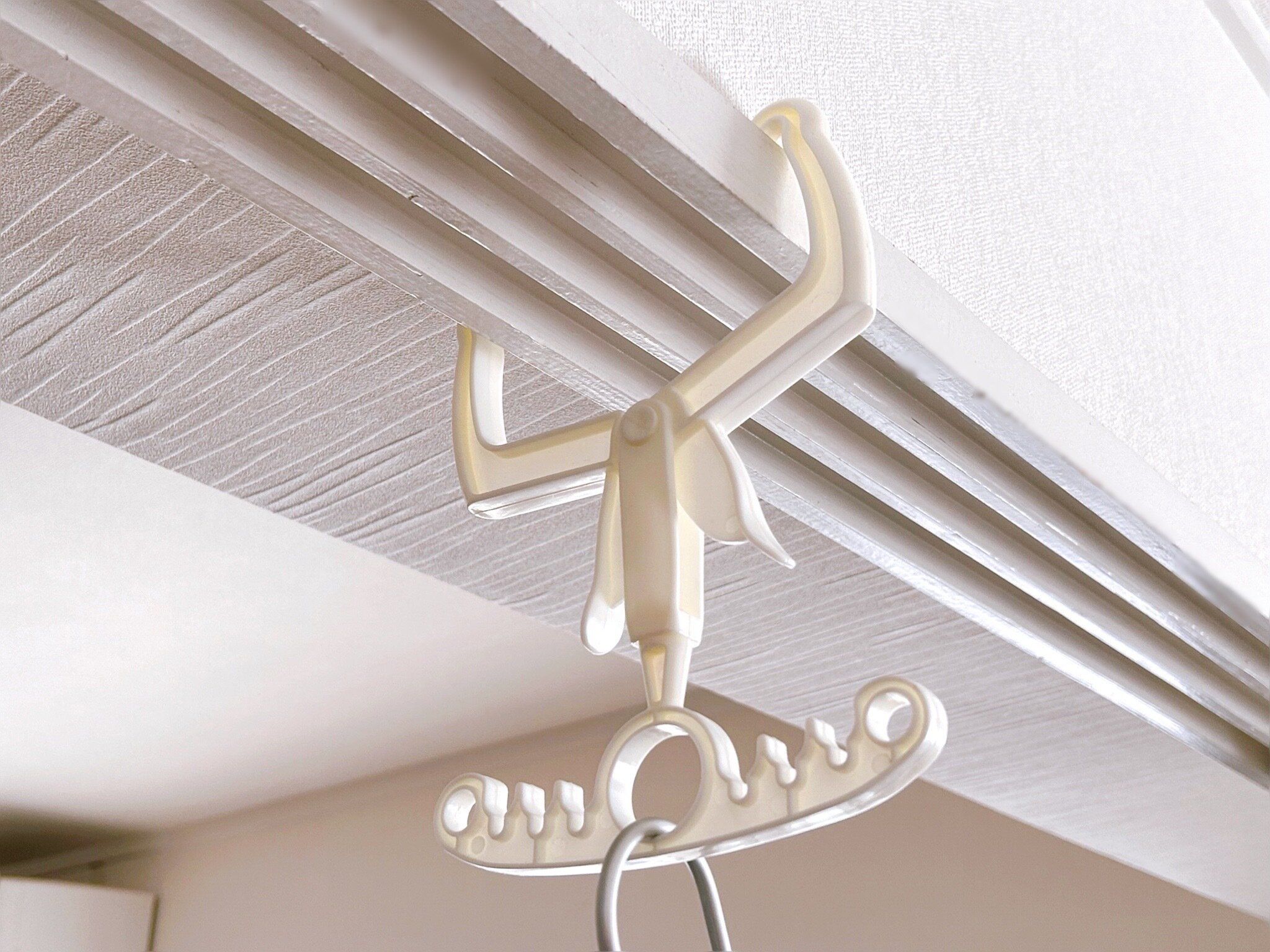 【ダイソー】神だわ！場所が作れる「室内干しハンガー」が便利すぎる3つの活用法