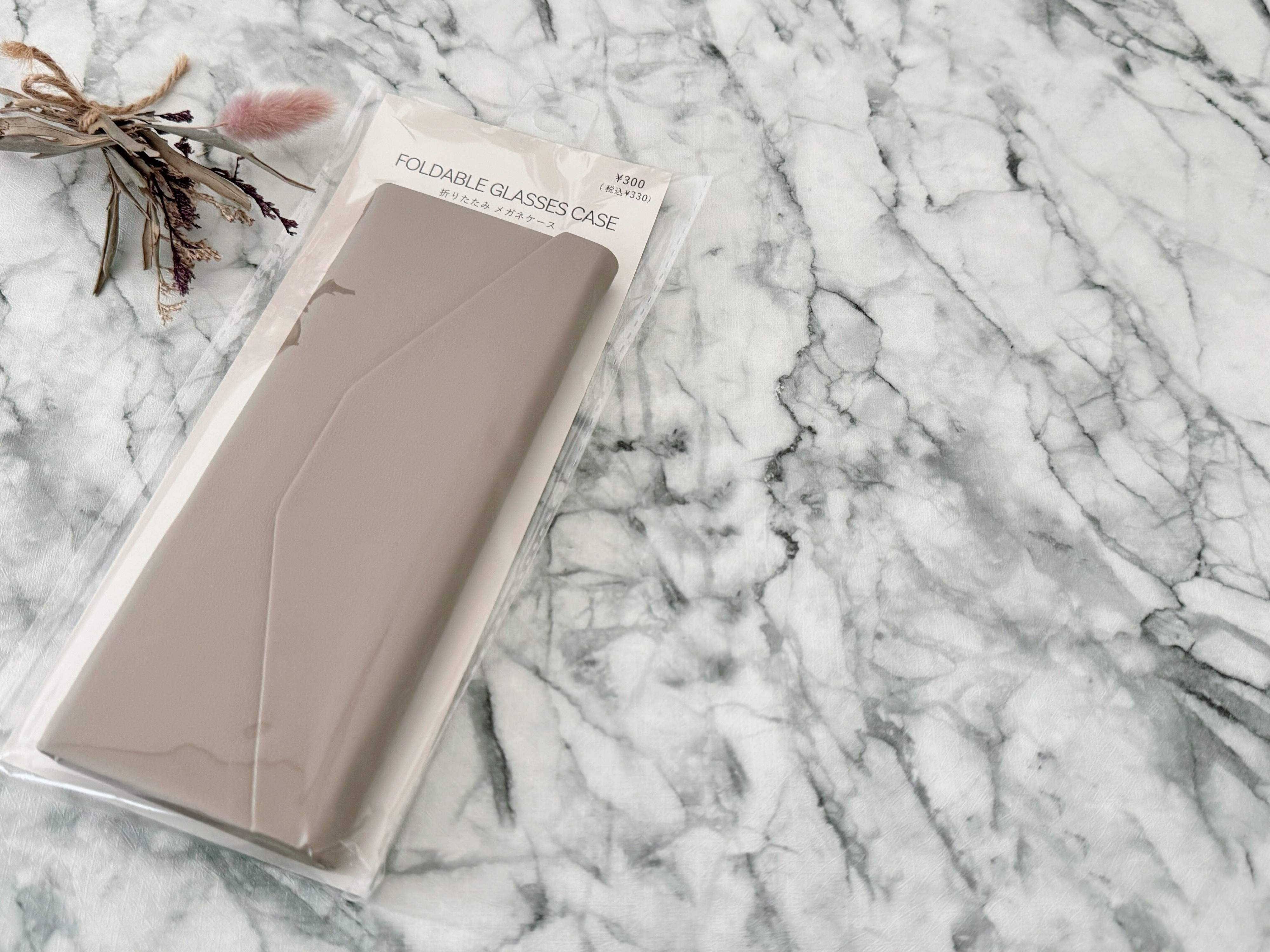 【3COINS】考えた人天才！「ありそうでなかった」「ミニマルすぎる」メガネケース