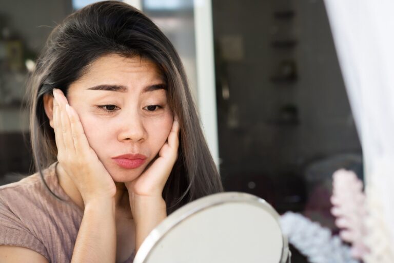 40代が着ると「年齢以上に老け見えする」残念なトップスって？