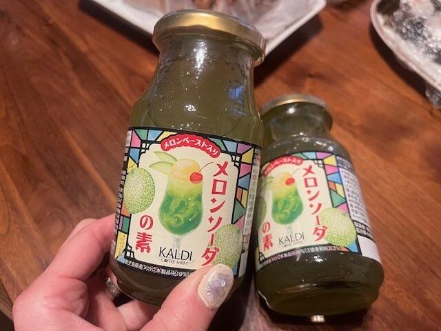 【カルディ】昭和レトロを再現できる！メロンソーダの素が喫茶店の味！