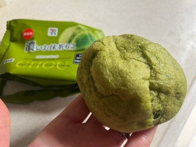【セブンイレブン】セブンスイーツのもこシリーズ。濃い抹茶もこが美味しい。