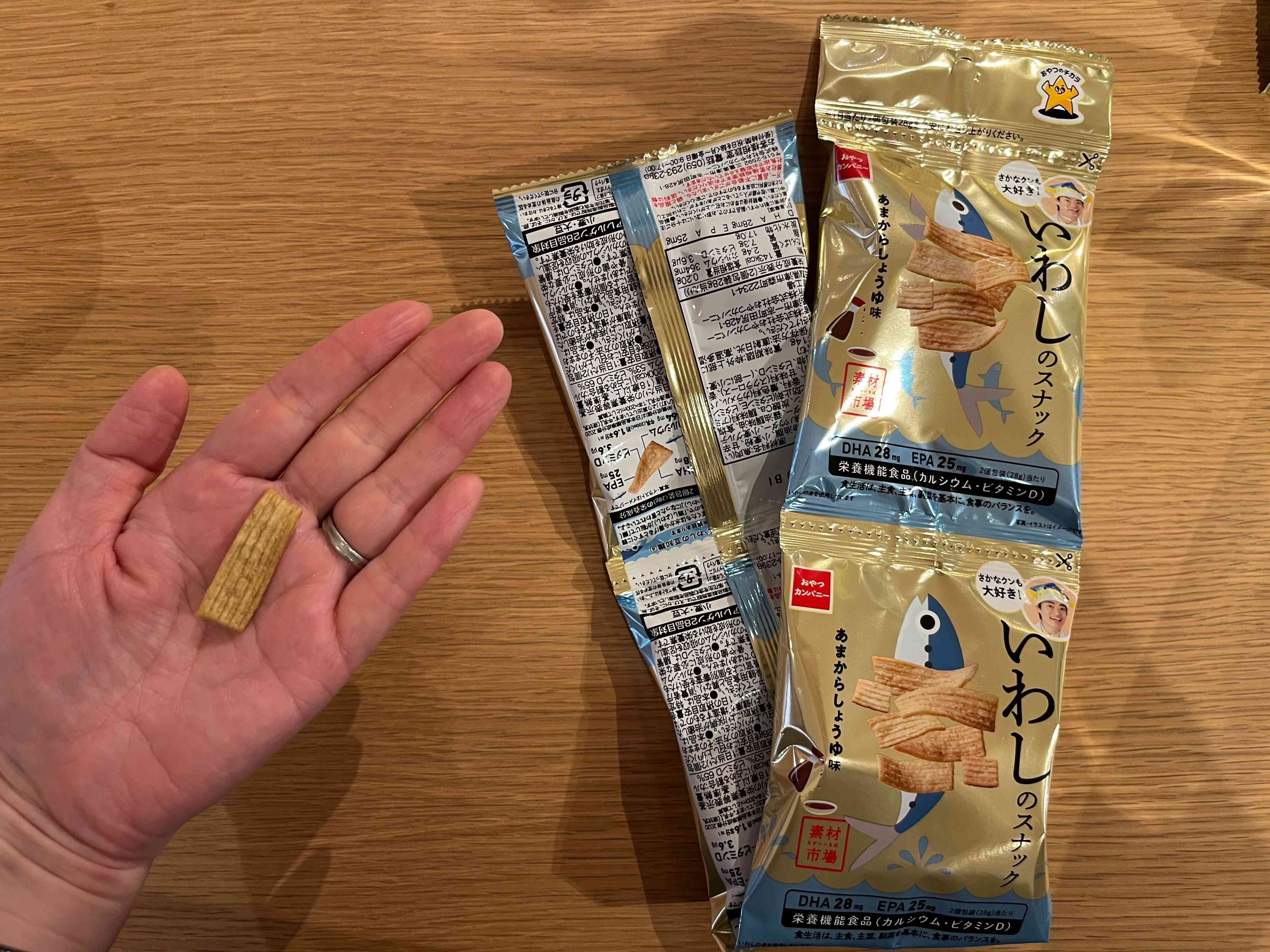 手軽で美味しいお魚の栄養補給【素材市場いわしのスナック（４連タイプ）】