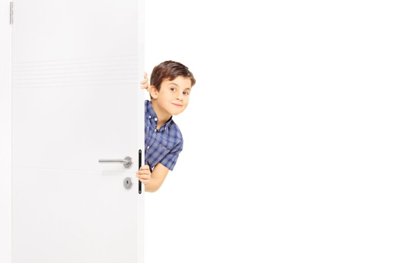 パパのトイレに興味津々！1歳半の息子が必死に中をのぞこうとする姿に「かわいいホラー」の声