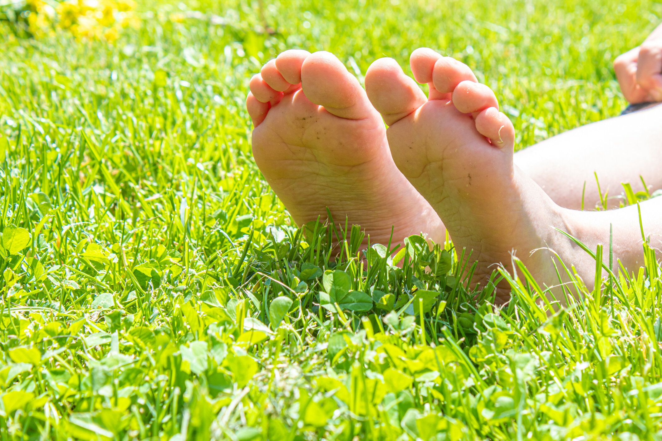 9.8万人が称賛！イヤイヤ期の2歳が考えた「地面に寝転ぶ」ための方法にはかわいさと賢さが詰まっていた