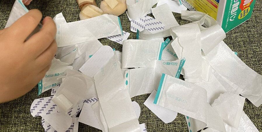 目を離したら絆創膏のゴミだらけ！子どもにとって大切なごっこ遊び、怒らず理解させたい親心と2歳児のイタズラに共感の声
