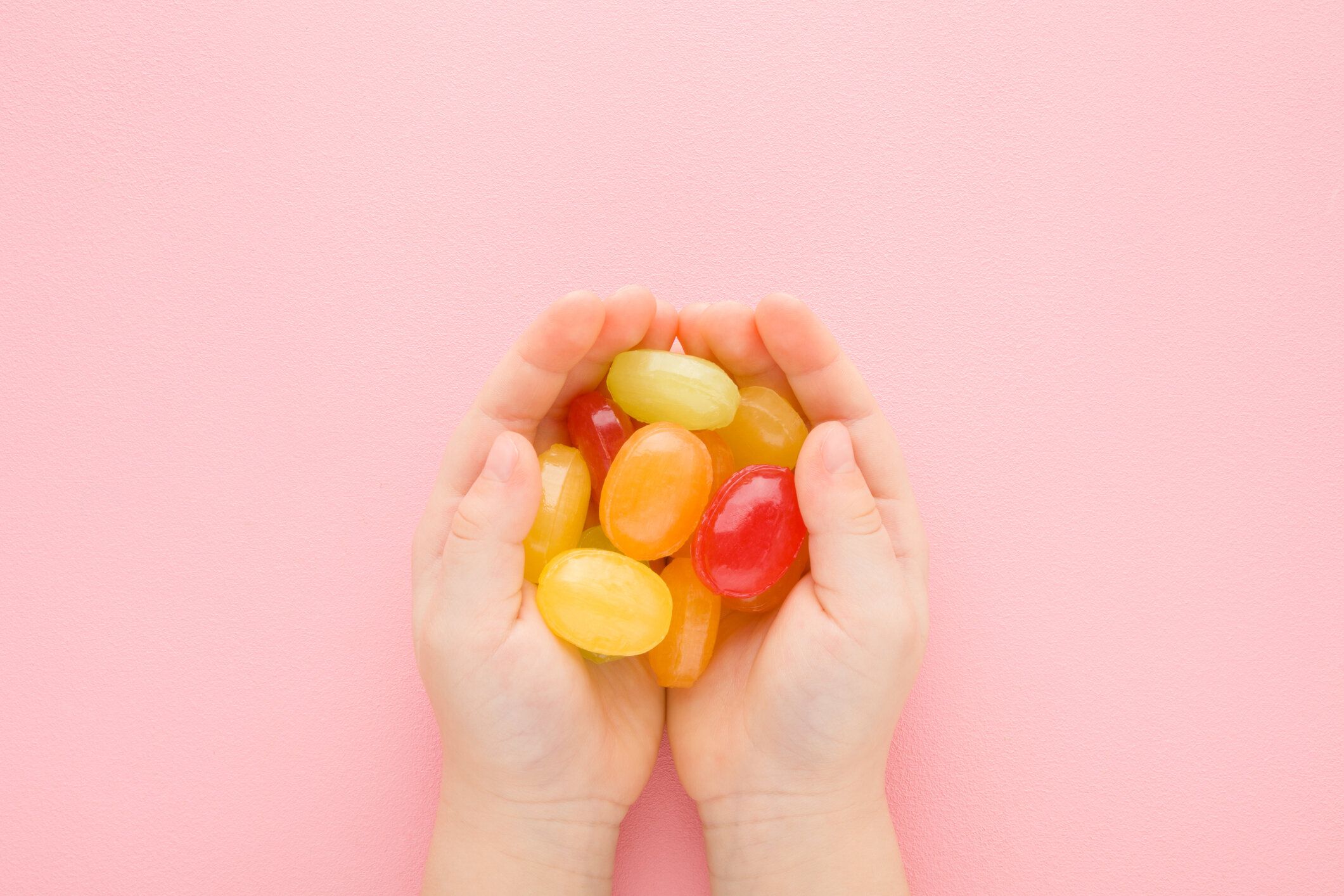 3歳娘の大発見。身体の中に「アメ入ってる」小さな手で確かめる姿がかわいすぎて17万件のいいね