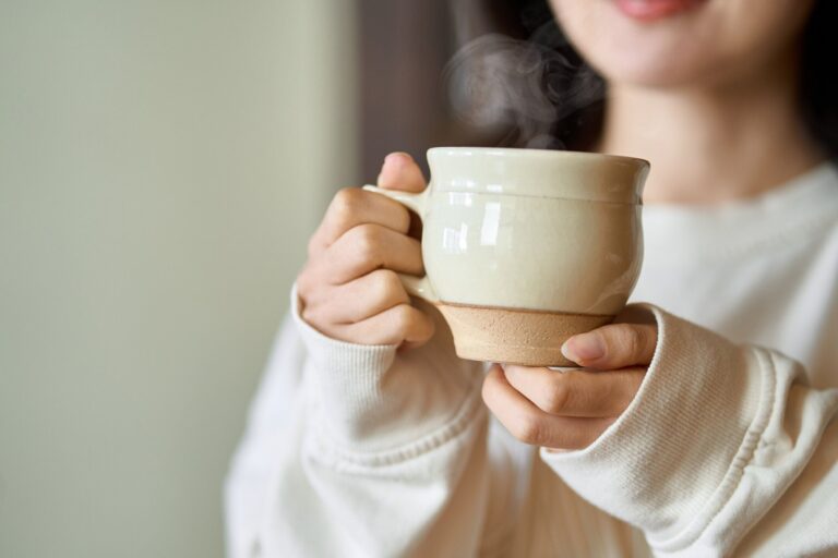 コーヒー専門家が解説！意外と知らない「デカフェ」と「カフェインレス」の違い