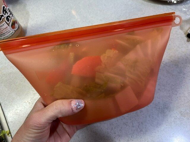 【ダイソー】これでもう漏れない！冷蔵庫でも電子レンジでも使える超便利なシリコーン保存袋