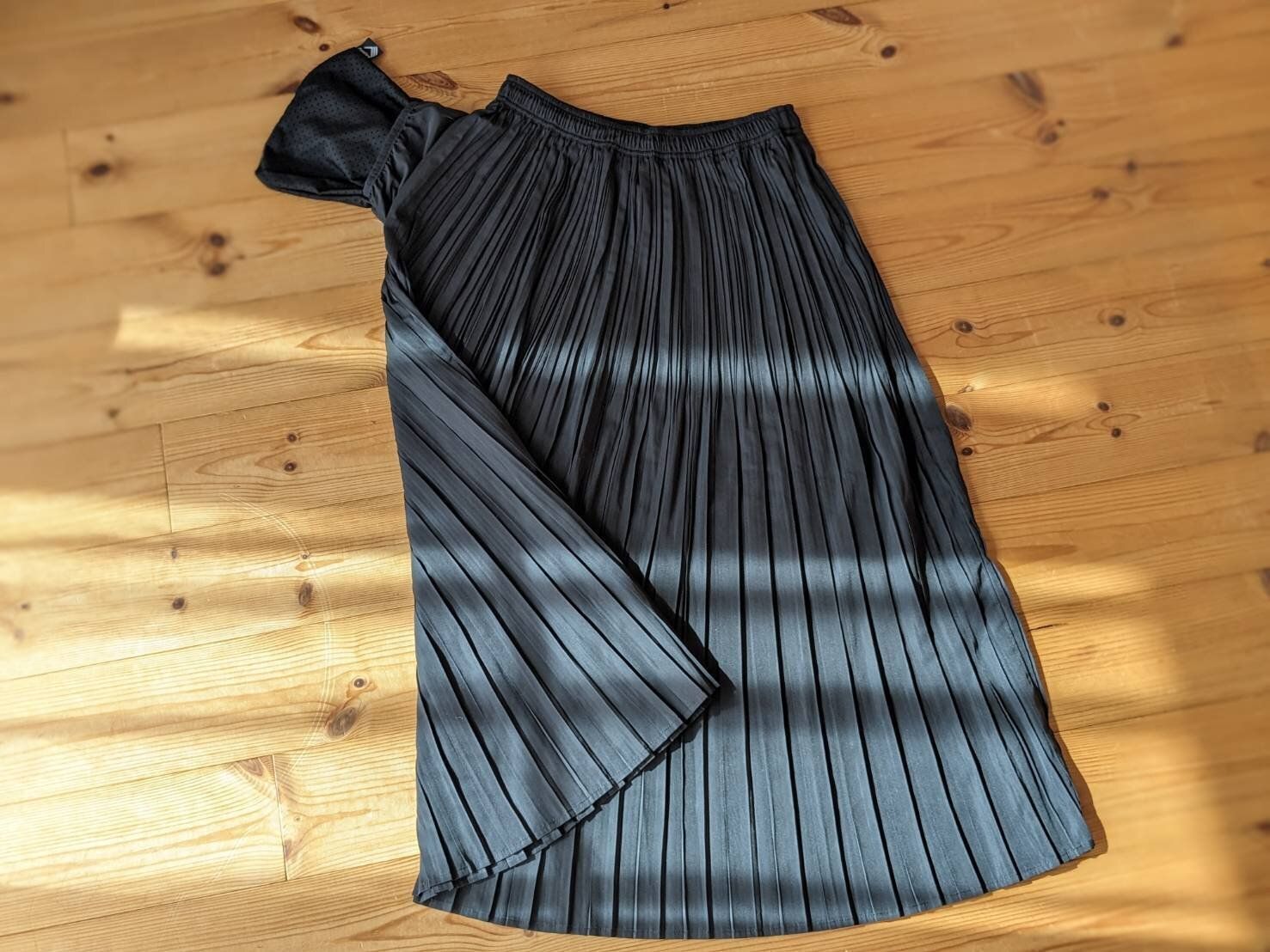 【もしもの備えに新常識】“収納のプロも購入！“コンパクトになるプリーツスカート