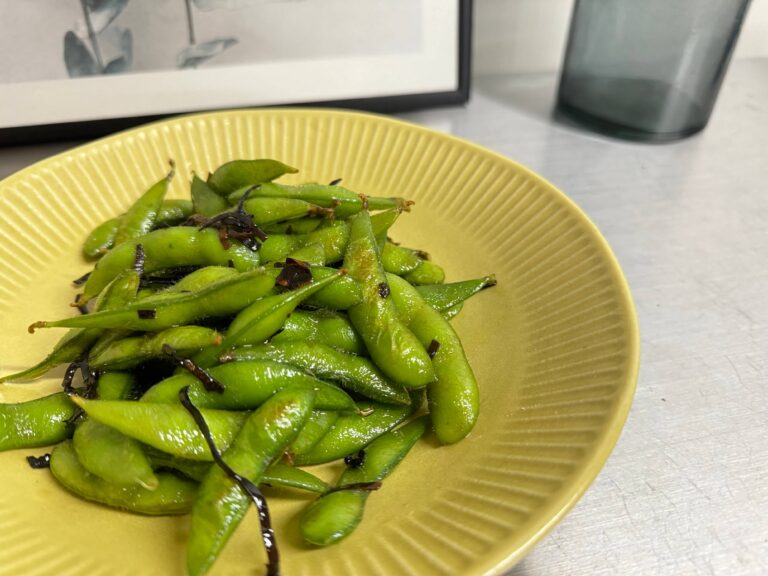 【時短おかず】夫が3日連続リクエストした！2つの調味料を入れて焼くだけで枝豆が主役級のおかずになる！