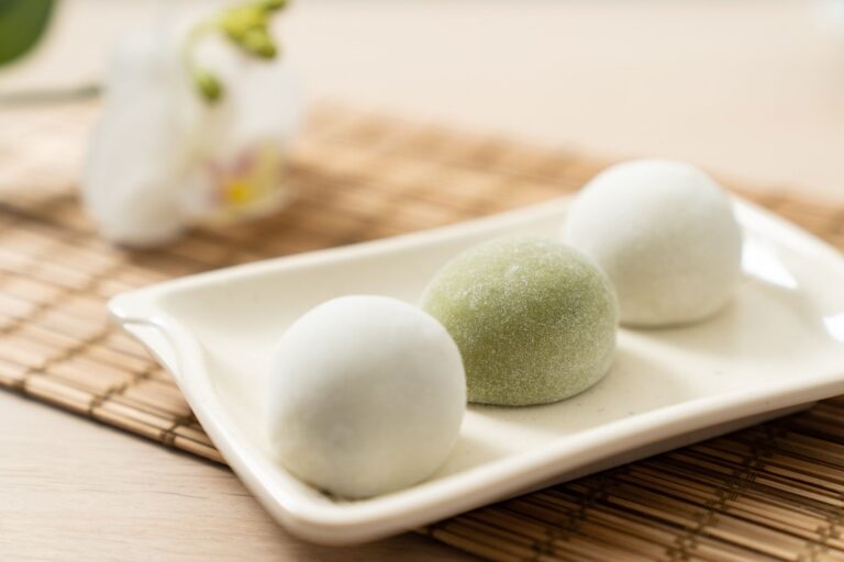 にゃんこのほっぺが「大福」ならぬ「にゃいふく」!?今にもこぼれ落ちそうなもちもち感に13万人が癒される