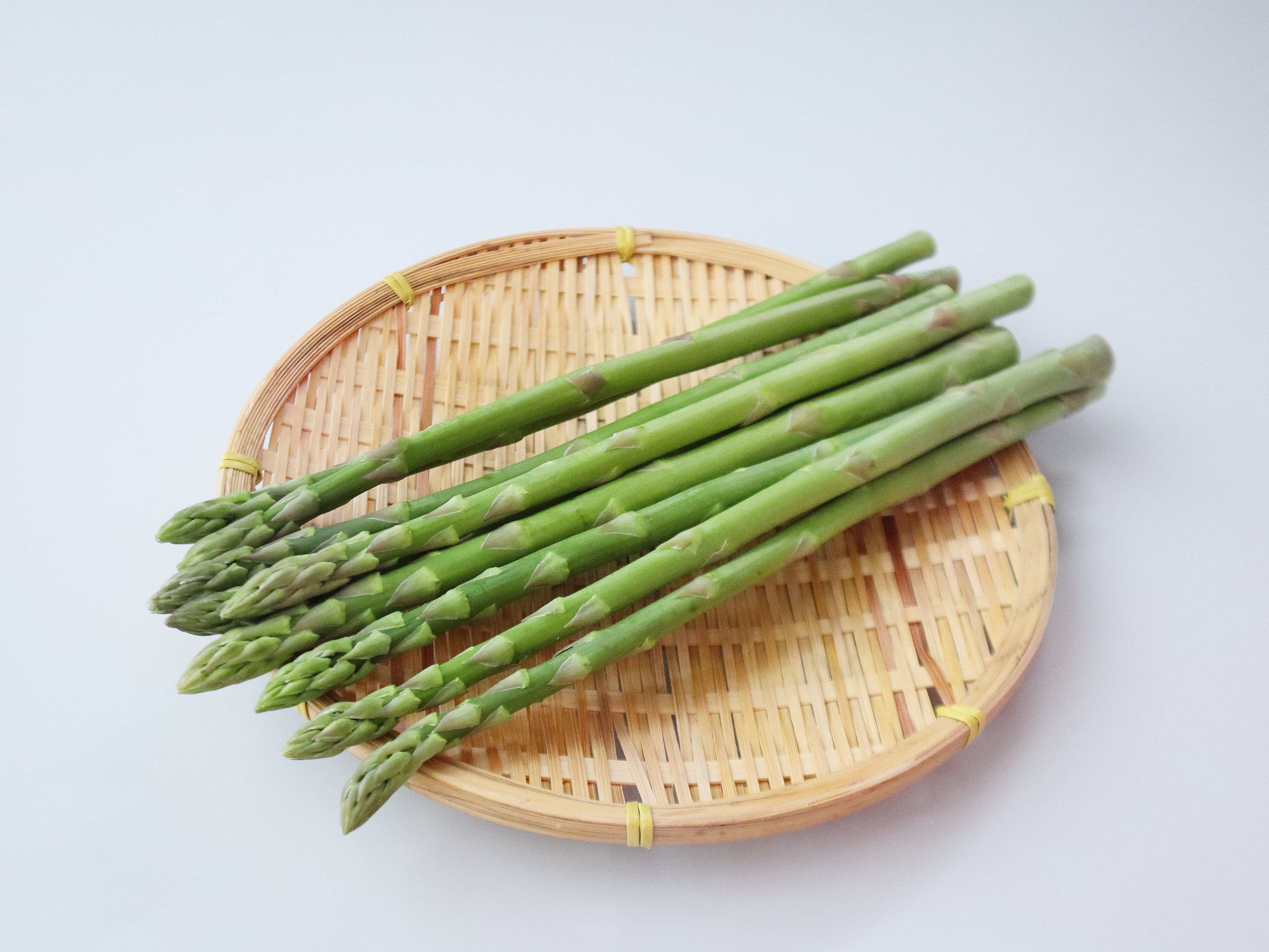 【見るべき場所は3つ】旬の「アスパラガス」スーパーでおいしいものを選ぶときのチェックポイントは？