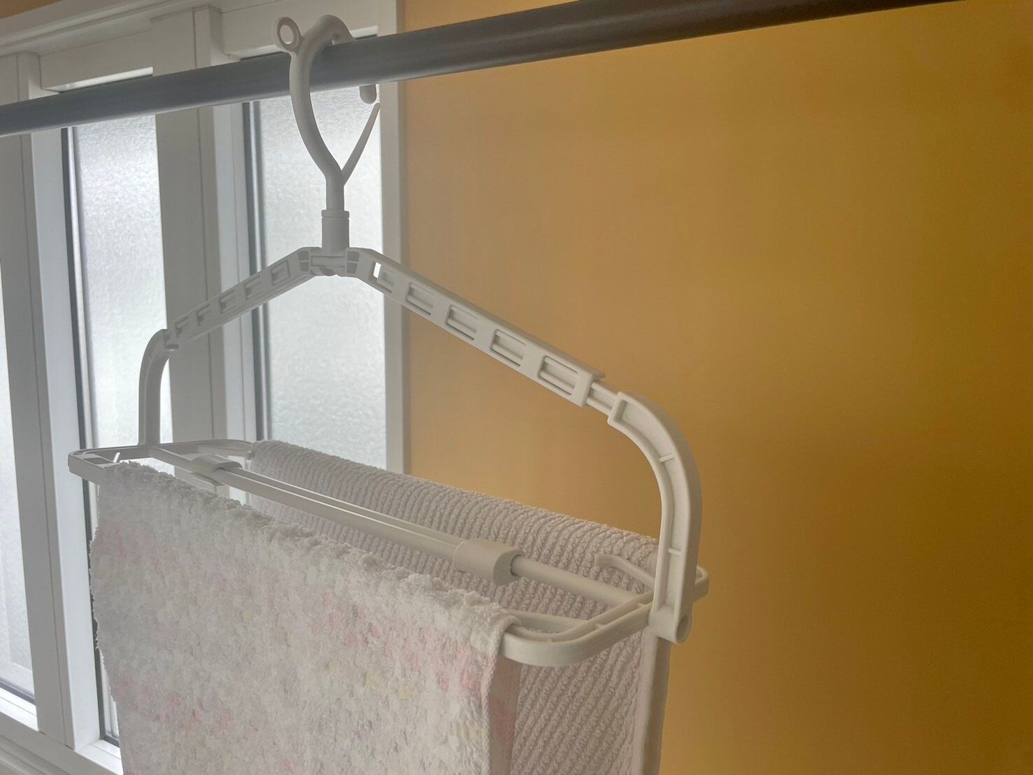 機能性抜群のハンガーはこれ！タオル干しに便利な3COINSの「伸縮ハンガー」