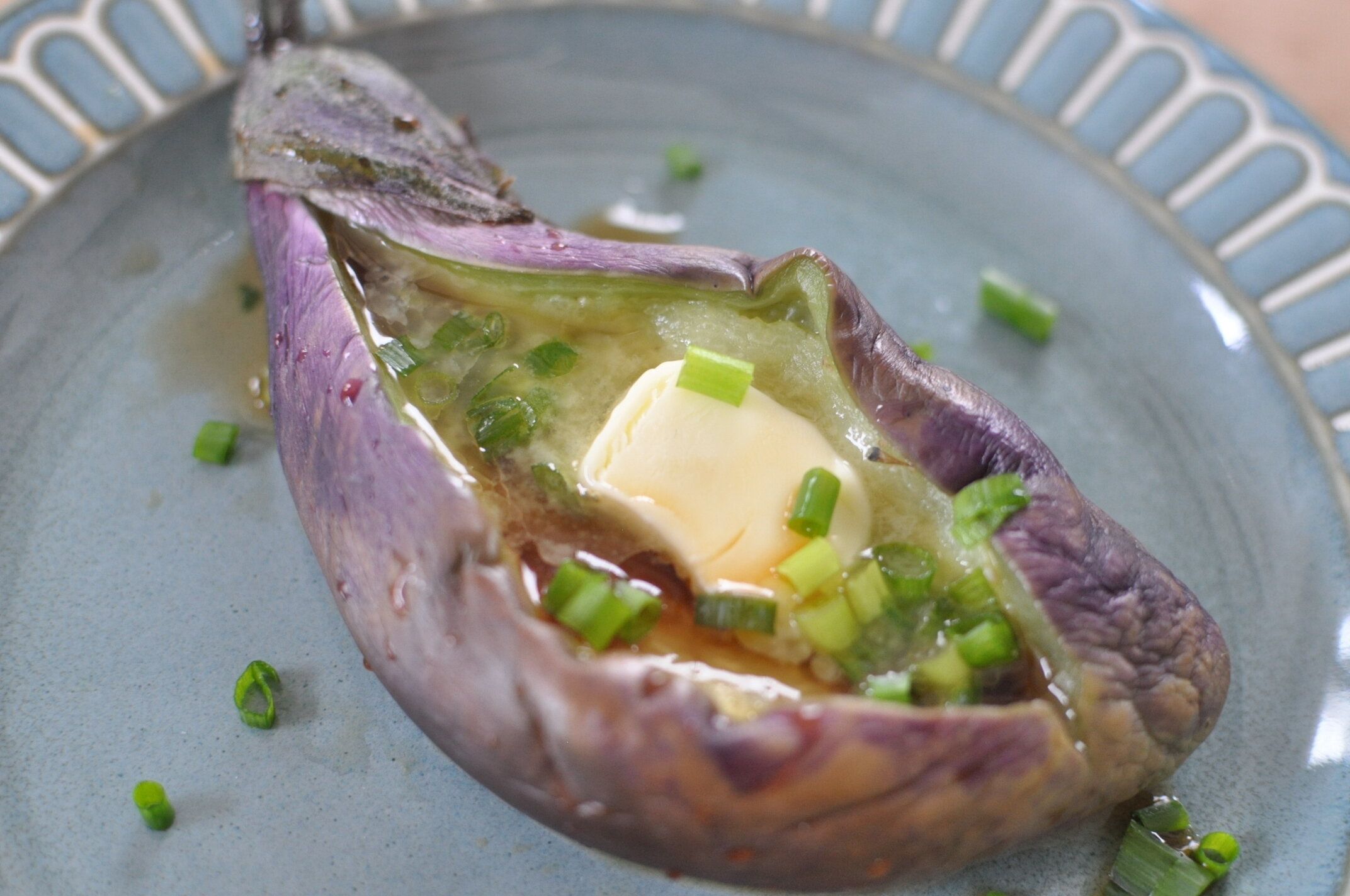 材料4つ＆レンジ2分【バタポンなすボート】とろ～りジューシー絶品おつまみレシピ