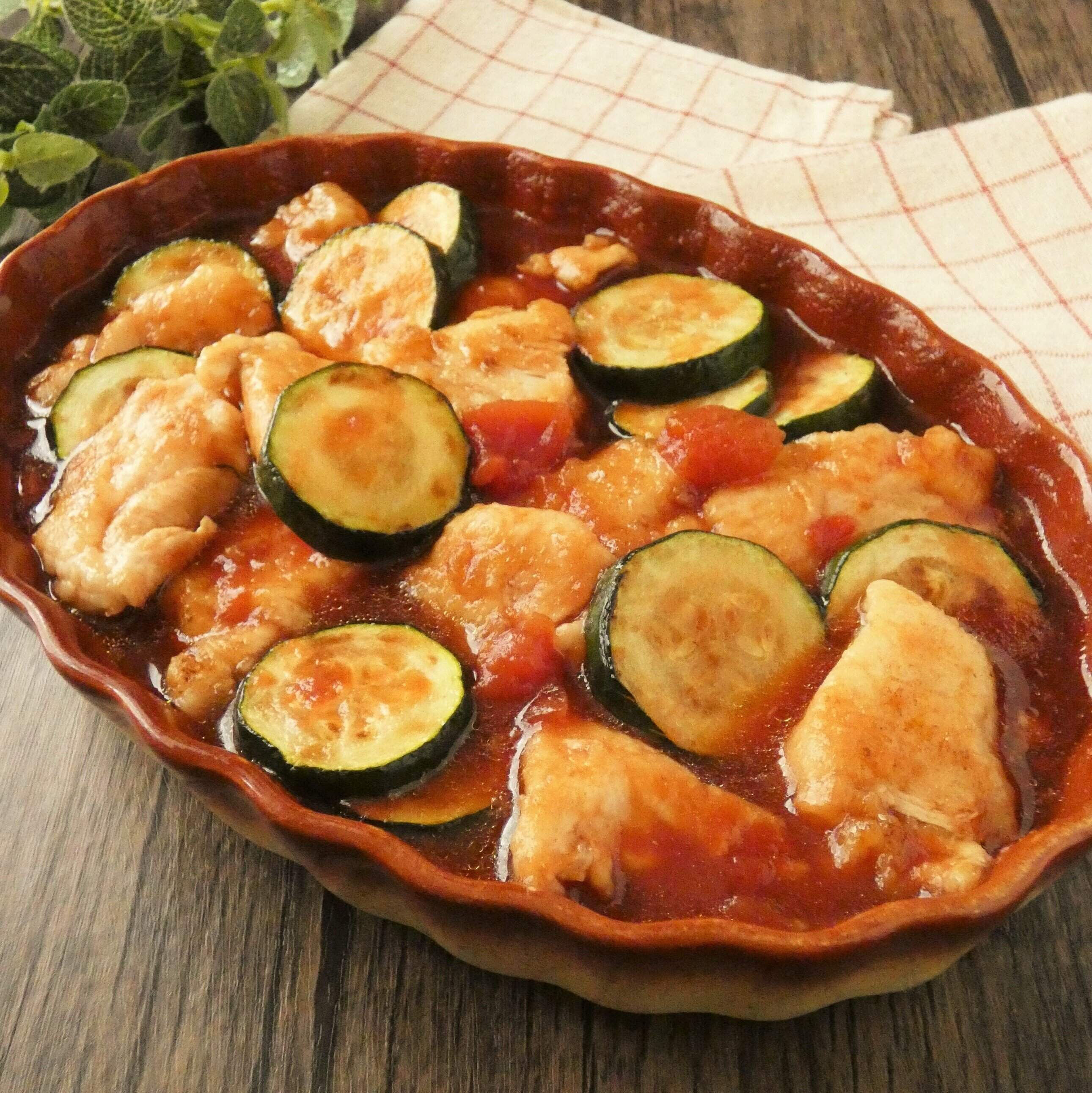 トマト缶を使うと簡単！パパッとつくれてボリュームたっぷり「鶏肉とズッキーニのトマト南蛮漬け」