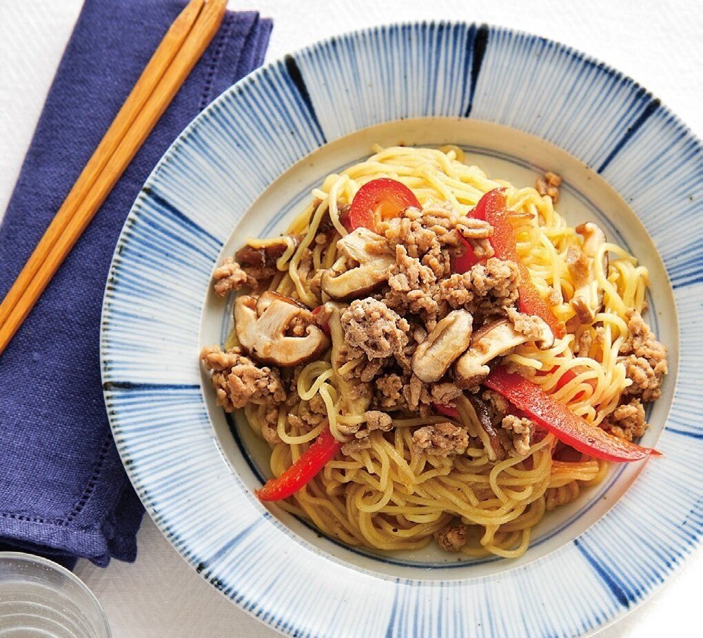 チャチャッと10分で完成！ソーセージと小松菜のバターじょうゆ炒飯＆ひき肉とパプリカのしょうゆ焼きそば