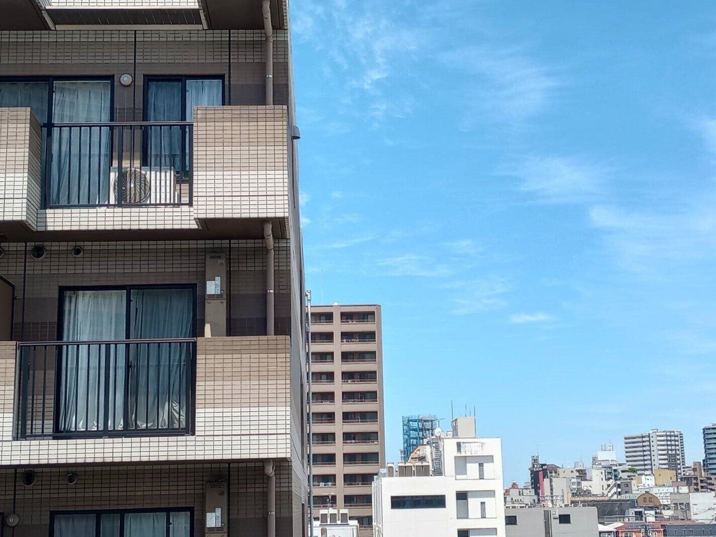 もしかして晴れの日にやっていない！？窓ガラス掃除に最適な天気を気象予報士が解説