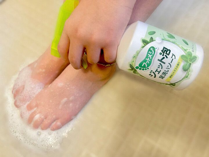 強烈な足のニオイ＆ベタベタにズバッ！家族みんな、泡ジェットで爽快ケア♪